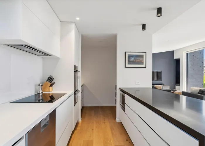 Entertainers Dream, Luxury, Sunny, Spacious, Sleeps 6 Holiday home Wanaka