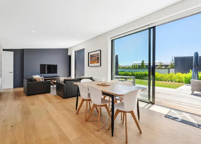 Holiday home Entertainers Dream, Luxury, Sunny, Spacious, Sleeps 6 *