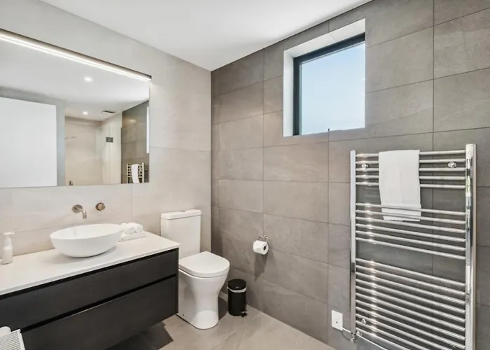 Entertainers Dream, Luxury, Sunny, Spacious, Sleeps 6 Holiday home Wanaka