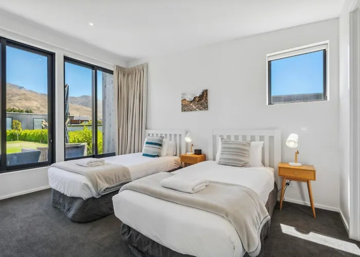 Entertainers Dream, Luxury, Sunny, Spacious, Sleeps 6 *